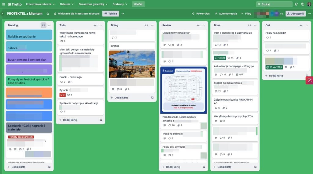 Współdzielona z klientem plansza na Trello z widokiem kanban, umożliwiająca monitorowanie działań prowadzonych w sprintach.